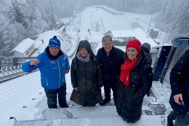 Bundesinnenministerin Nancy Faeser lsst sich die Skisprung-Schanze in Hinterzarten zeigen