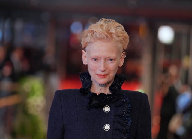 Tilda Swinton wird dieses Jahr mit dem... Ehrenb&auml;ren der Berlinale geehrt.  | Foto: Soeren Stache/dpa