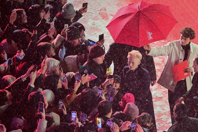 Im Schnee von Fans gefeiert: Tilda Swinton.  | Foto: Sebastian Christoph Gollnow/dpa