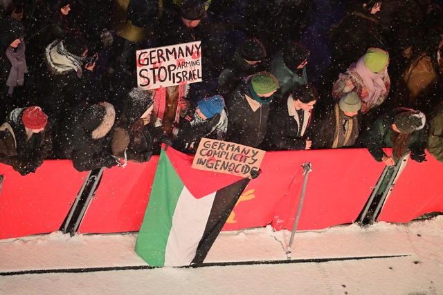 Zuschauer mit propal&auml;stinensischen Schildern am Rand des Teppichs.  | Foto: Sebastian Christoph Gollnow/dpa