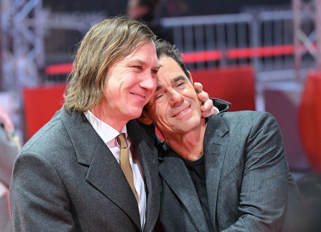 Schauspieler Lars Eidinger (l) und Reg... Tom Tykwer beim Er&ouml;ffnungsabend.  | Foto: Annette Riedl/dpa