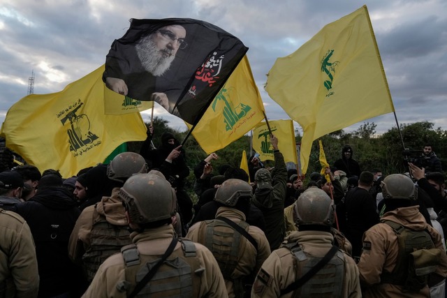 Anh&auml;nger der Hisbollah protestier...ines Fluges aus dem Iran. (Archivbild)  | Foto: Bilal Hussein/AP/dpa