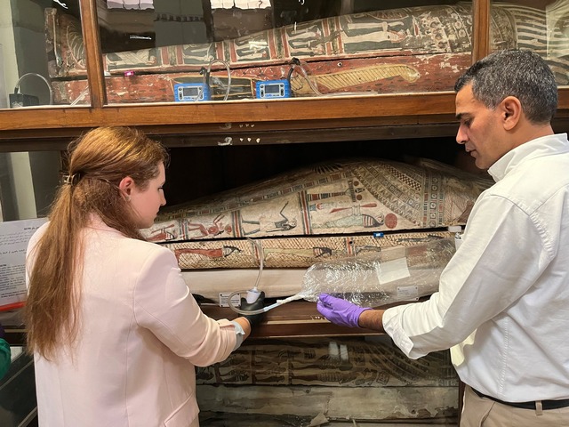 Emma Paolin und Abdelrazek Elnaggar vo...n im &Auml;gyptischen Museum in Kairo.  | Foto: Cecilia Bembibre/EurekAlert/University College London/dpa