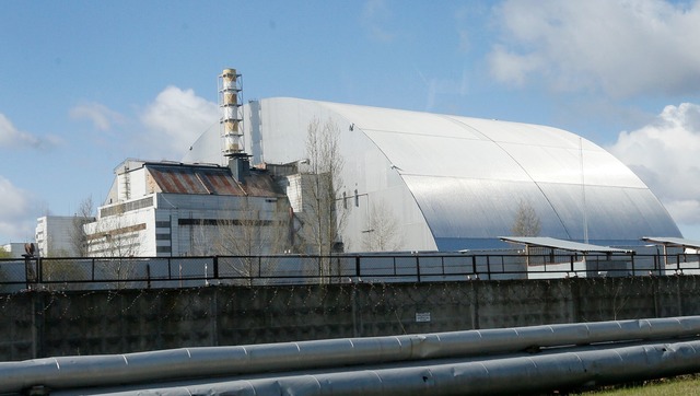 Der Schutzschild um das AKW Tschernoby...hne getroffen worden sein (Archivbild)  | Foto: Efrem Lukatsky/AP/dpa