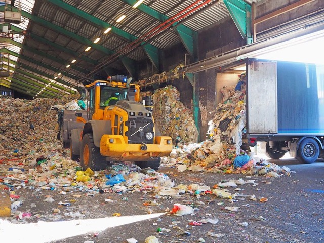 Im Rheinfelder Werk von Vogt Plastic werden gelbe Scke verwertet.  | Foto: Wagner, Hans