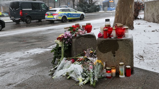 Blumen und Kerzen f&uuml;r die Opfer der Schreckensfahrt.  | Foto: Daniel L&ouml;b/dpa