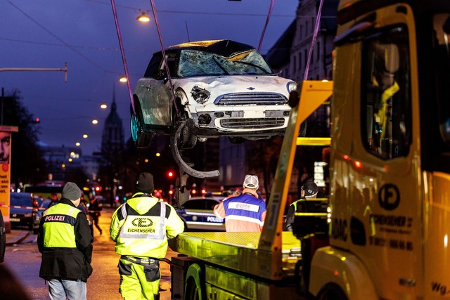 Das Auto des mutma&szlig;lichen T&auml;ters wurde am Abend abtransportiert.  | Foto: Matthias Balk/dpa