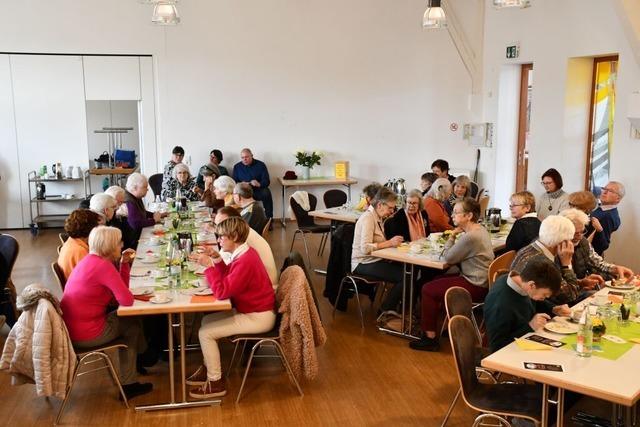 Senioren haben beim Kaffeenachmittag im evangelischen Gemeindehaus Grenzach viel zu lachen