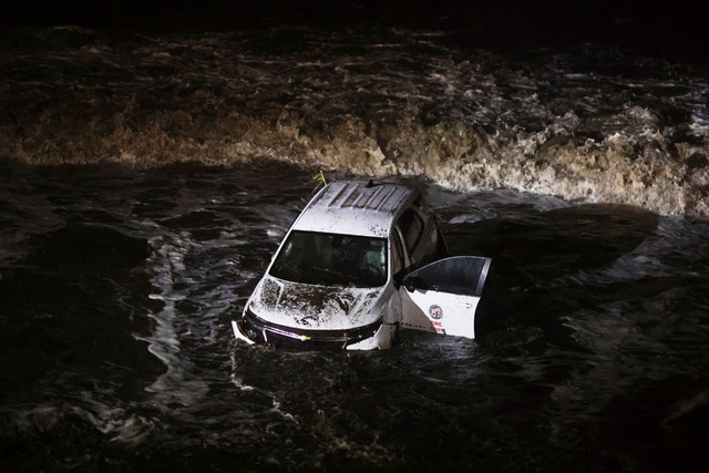 Ein Fahrzeug der Feuerwehr wurde von einer Schlammlawine ins Meer gesp&uuml;lt.  | Foto: Ethan Swope/AP/dpa