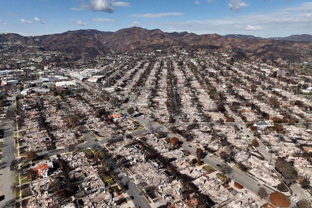 Erst vor wenigen Wochen hatten verheer...iertel von Los Angeles verw&uuml;stet.  | Foto: Jae C. Hong/AP/dpa