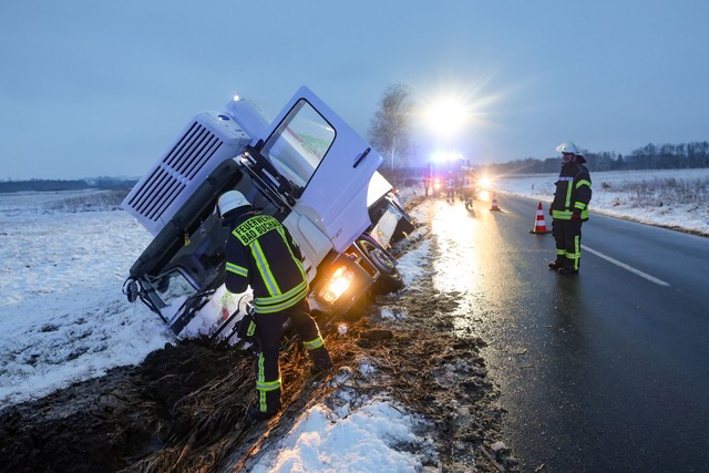 Ein Lastwagen liegt zwischen Bad Bucha...iner Stra&szlig;e im Graben im Schnee.  | Foto: Thomas Warnack/dpa