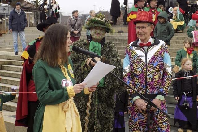 Baum steht Kopf: Die Narrenzunft Murg stellt den ersten Narrenbaum der Murger Fasnacht auf