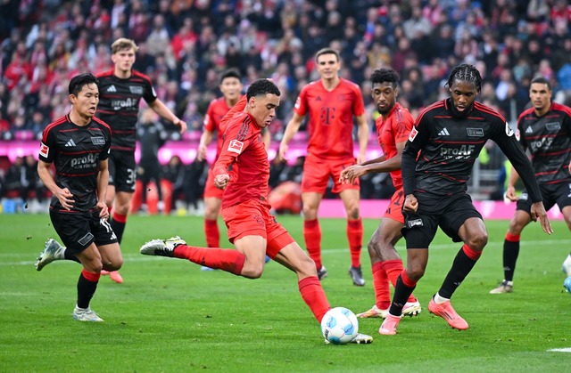 Jamal Musiala (M) soll das Spiel des FC Bayern noch lange lenken.  | Foto: Sven Hoppe/dpa