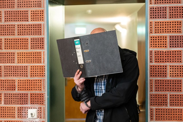 Der Angeklagte im Gerichtssaal des Lan...das Foto entstand beim Prozessauftakt.  | Foto: Silas Stein (dpa)