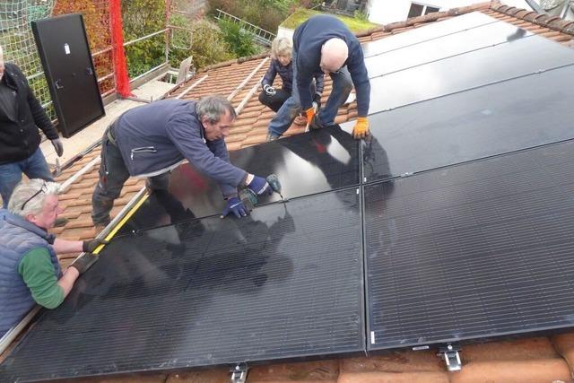 Wie die Lrracher Selbstbaugruppe bei der Installation von Solaranlagen hilft