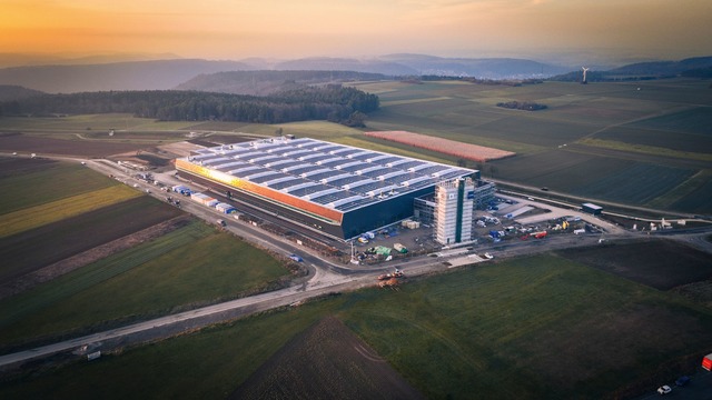 Im neuen Werk fertigt Boysen Batterieg...chleistungsfahrzeuge von Mercedes-AMG.  | Foto: -/Boysen/dpa