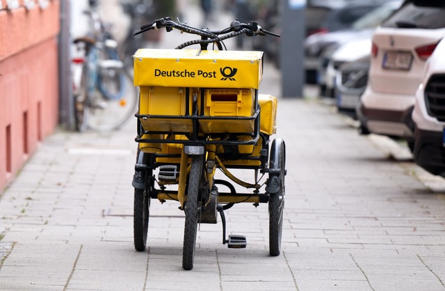 Ein Fahrrad eines Brieftr&auml;gers st...h gern deutlich besser bezahlt werden.  | Foto: Sven Hoppe/dpa