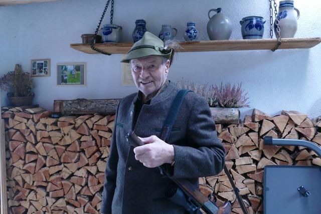 Mit Gewehr und Tierliebe  ist Jger Peter Steiert seit Jahrzehnten im Auer Wald unterwegs