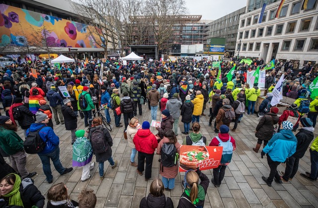 In Stuttgart waren es beim Demonstrati...ender Kundgebung in etwa 400 Menschen.  | Foto: Christoph Schmidt/dpa