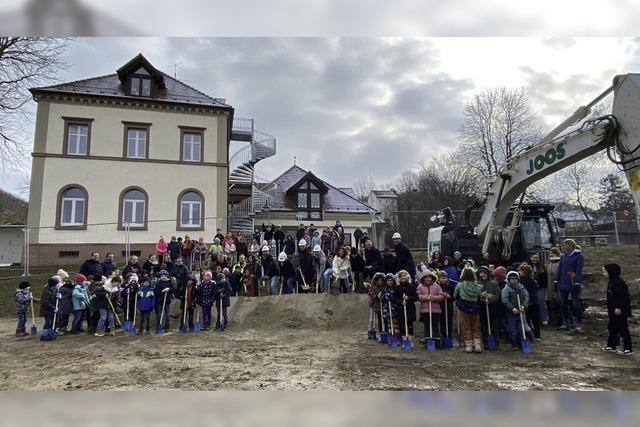 Spatenstich mit vielen kleinen Hnden