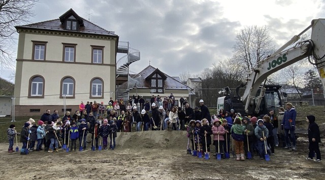 Die Grundschlerinnen und -schler leg...Spatenstich zum Schulanbau in Auggen.   | Foto: Jutta Schtz