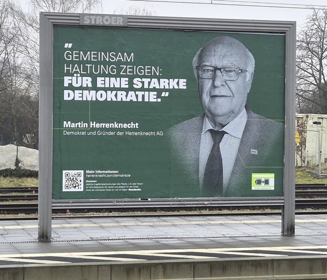 Plakate von Martin Herrenknecht hngen auch am Lahrer Bahnhof.  | Foto: Christian Kramberg