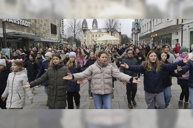 Schlerinnen tanzen fr Frauenrechte weltweit