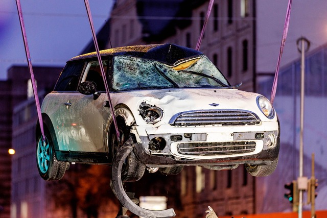 Das Auto des T&auml;ters wurde abtransportiert.  | Foto: Matthias Balk/dpa