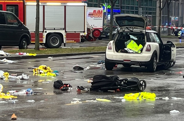 Mit seinem Auto &uuml;berfuhr der Mann mehrere Menschen.  | Foto: Christoph Trost/dpa