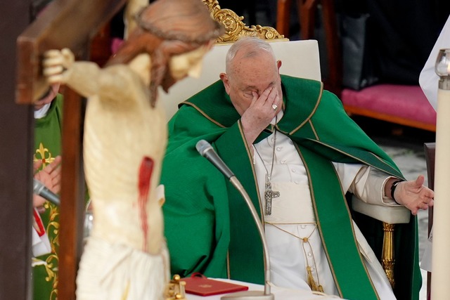 Musste in eine Klinik: der Papst. (Archivbild)  | Foto: Alessandra Tarantino/AP/dpa