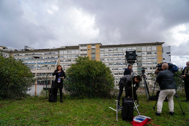 Vor der r&ouml;mischen Klinik finden sich bereits einige Kamerateams ein.  | Foto: Gregorio Borgia/AP/dpa