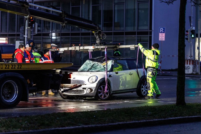 Das Auto des Mannes wird nach dem Anschlag abgeschleppt.  | Foto: Matthias Balk/dpa