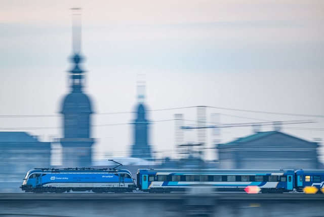 Der Eurocity passiert auf seinem Weg unter anderem Dresden. (Archivbild)  | Foto: Robert Michael/dpa/dpa-tmn