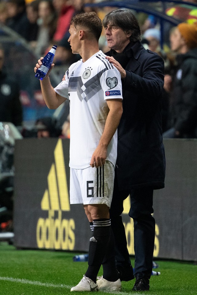 Joachim L&ouml;w (r) verwies darauf, w...htig eine Auslandserfahrung sein kann.  | Foto: Federico Gambarini/dpa