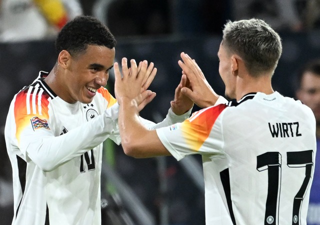 Im Nationalteam Mitspieler, in der Lig...r: Jamal Musiala (l) und Florian Wirtz  | Foto: Fabian Strauch/dpa