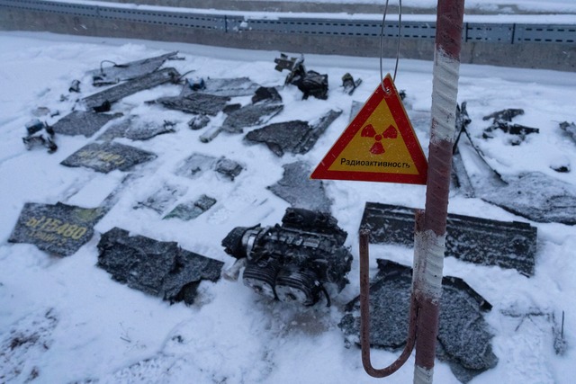 Drohnenangriff nahe Tschernobyl: Spren...ente neben Strahlenwarnschild entdeckt  | Foto: Efrem Lukatsky/AP/dpa