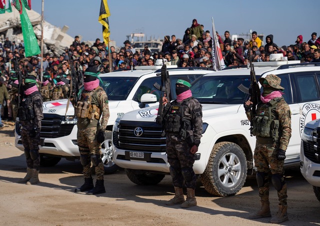 Islamisten umstellen Autos des Roten Kreuzes.  | Foto: Abdel Kareem Hana/AP/dpa