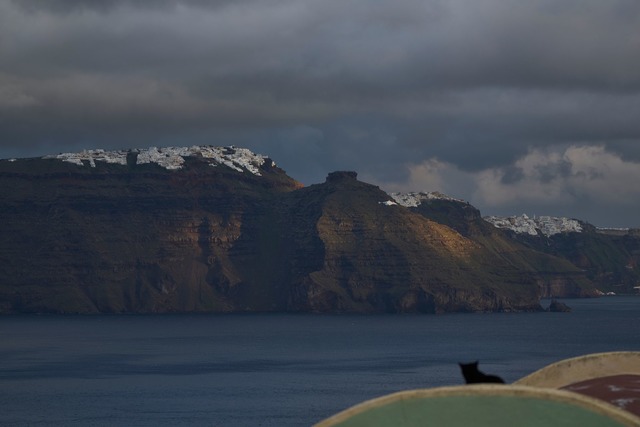 "Harmonisches Dauerbeben" nahe Santorini festgestellt  | Foto: Petros Giannakouris/AP/dpa