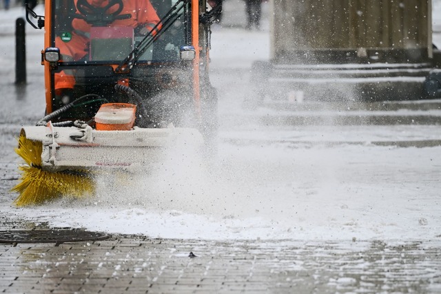 Die Stra&szlig;en k&ouml;nnen wegen Schnee und Frost glatt werden.  | Foto: Sebastian Christoph Gollnow/dpa