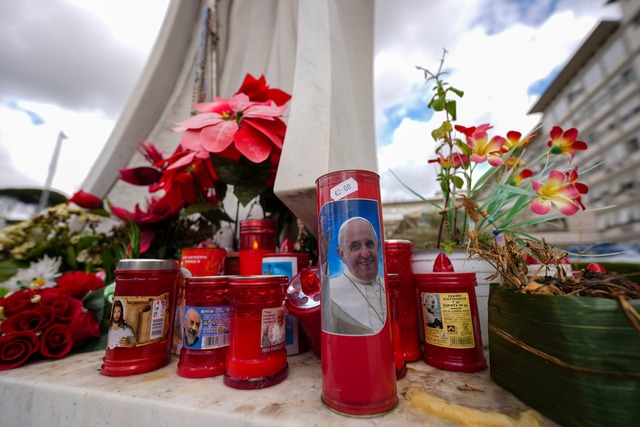 Vor dem Gemelli-Krankenhaus im Rom sin...n Papst Franziskus Kerzen aufgestellt.  | Foto: Andrew Medichini/AP/dpa