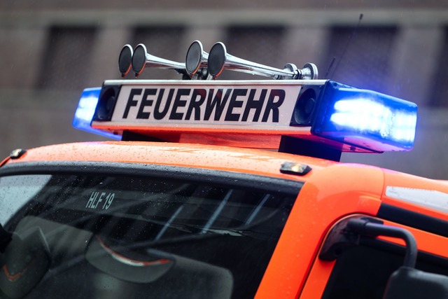 Die Feuerwehr verhinderte das Ausbreit... auf andere Geb&auml;ude. (Symbolbild)  | Foto: Marijan Murat/dpa