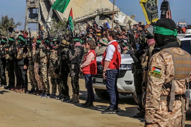 Vertreter des Roten Kreuzes warten zus...l;mpfern islamistischer Terrorgruppen.  | Foto: Abed Rahim Khatib/dpa