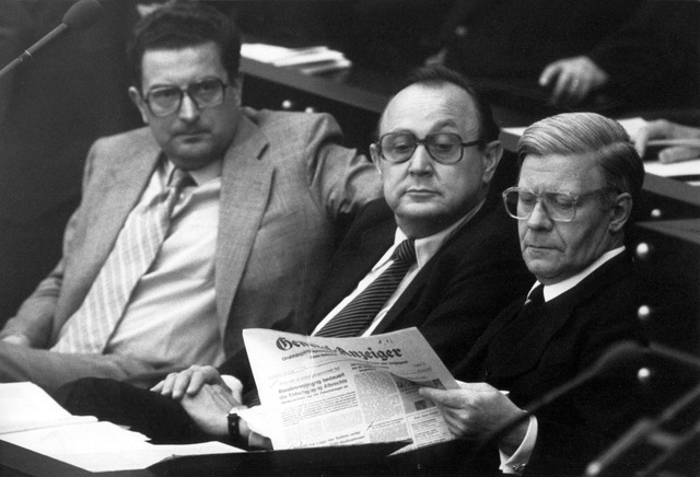 Gerhart Baum (links) mit Hans-Dietrich...r Regierungsbank in Bonn. (Archivbild)  | Foto: DB Bundespresseamt/dpa