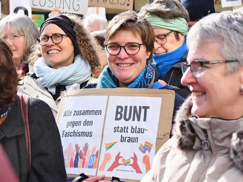 Run 2300 Menschen kamen zur Demokratie-Kundgebung in Lrrach