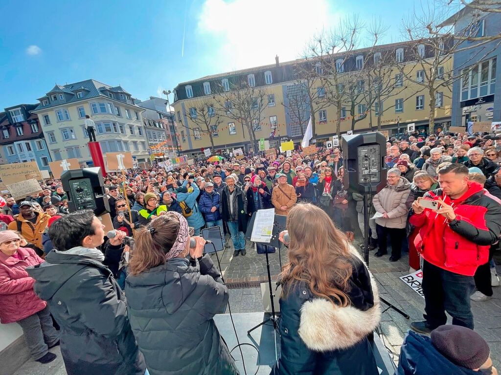 Run 2300 Menschen kamen zur Demokratie-Kundgebung in Lrrach