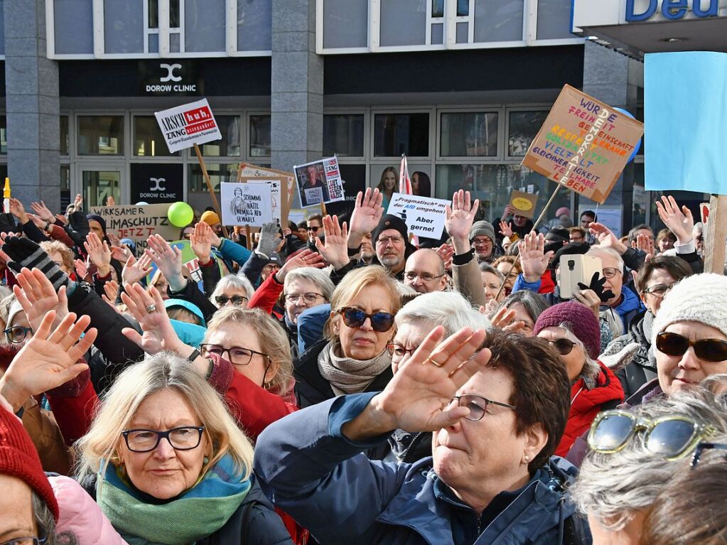 Run 2300 Menschen kamen zur Demokratie-Kundgebung in Lrrach