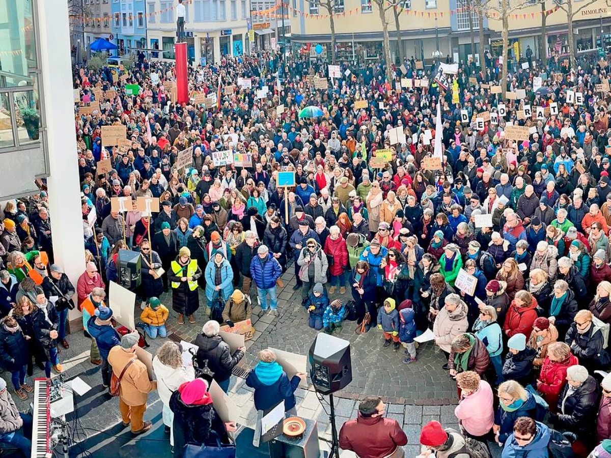 Run 2300 Menschen kamen zur Demokratie-Kundgebung in Lrrach