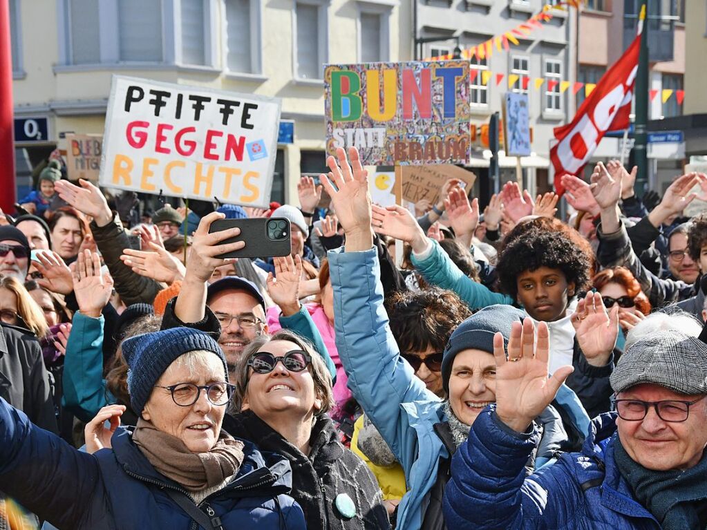 Run 2300 Menschen kamen zur Demokratie-Kundgebung in Lrrach