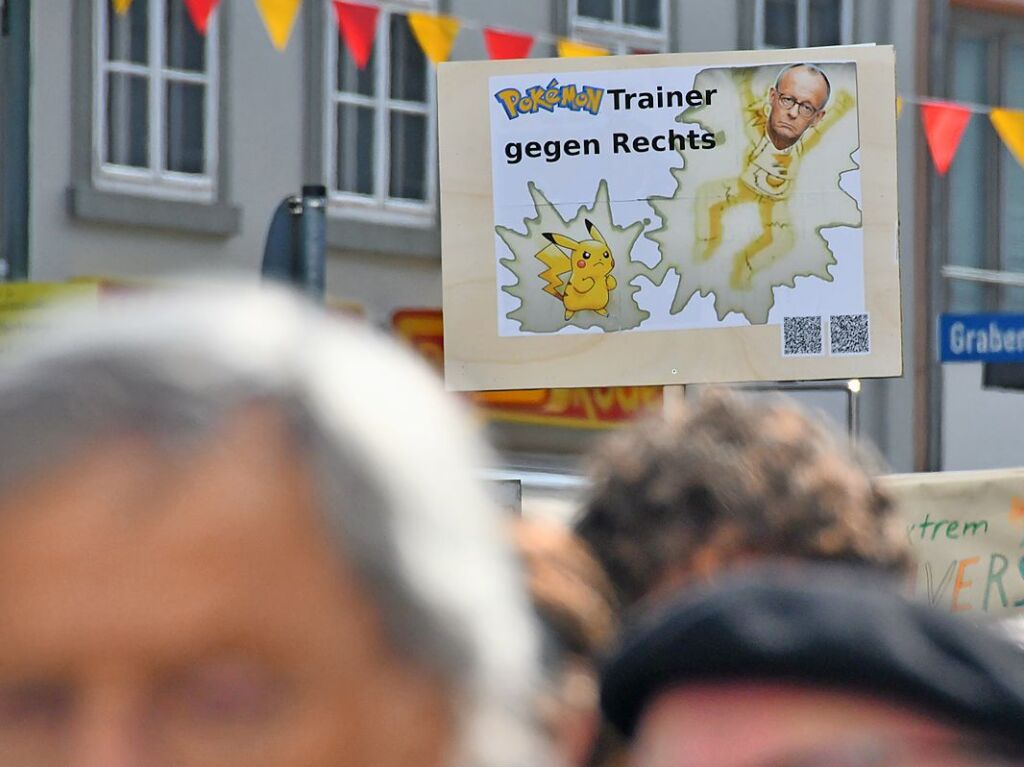 Run 2300 Menschen kamen zur Demokratie-Kundgebung in Lrrach