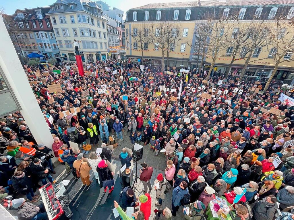 Run 2300 Menschen kamen zur Demokratie-Kundgebung in Lrrach